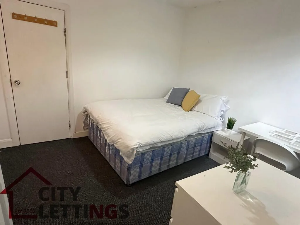4 bedroom end of terrace house for rent