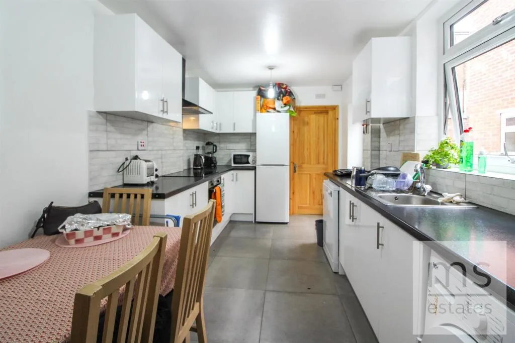 4 bedroom terraced house for rent