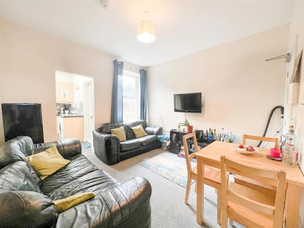 5 bedroom semi-detached house for rent