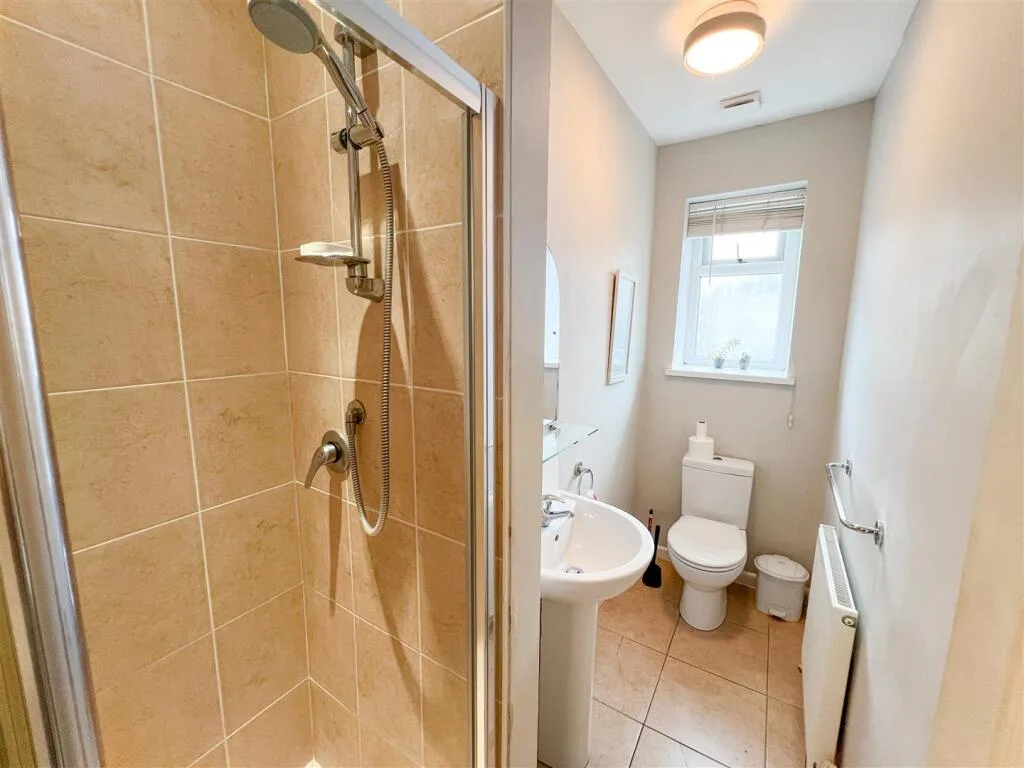 5 bedroom semi-detached house for rent