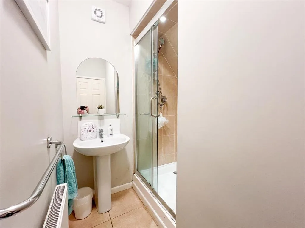 5 bedroom semi-detached house for rent