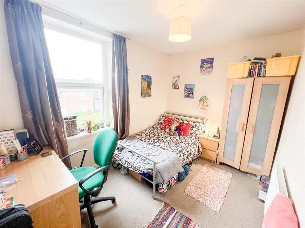5 bedroom semi-detached house for rent