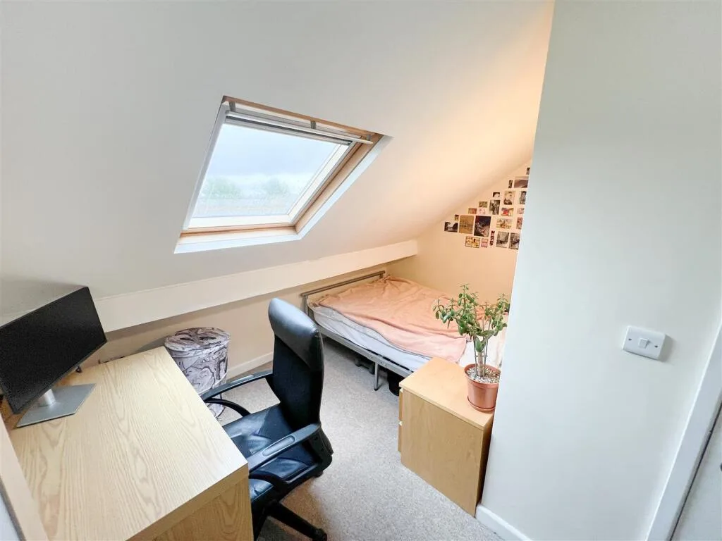 5 bedroom semi-detached house for rent