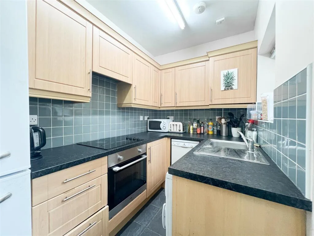 5 bedroom semi-detached house for rent