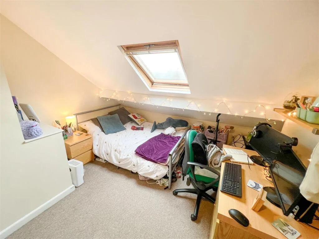 5 bedroom semi-detached house for rent