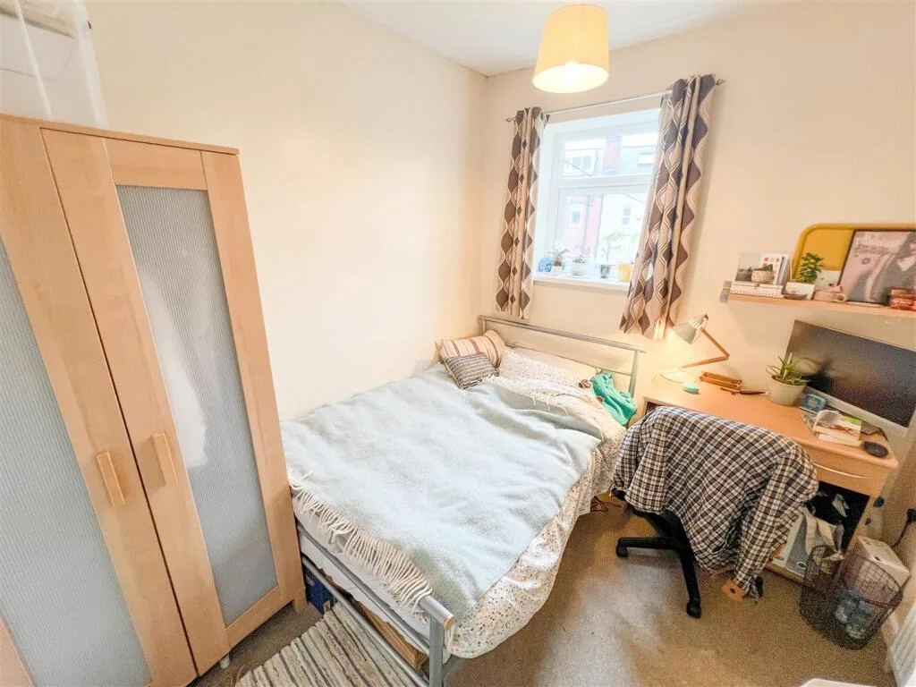 5 bedroom semi-detached house for rent