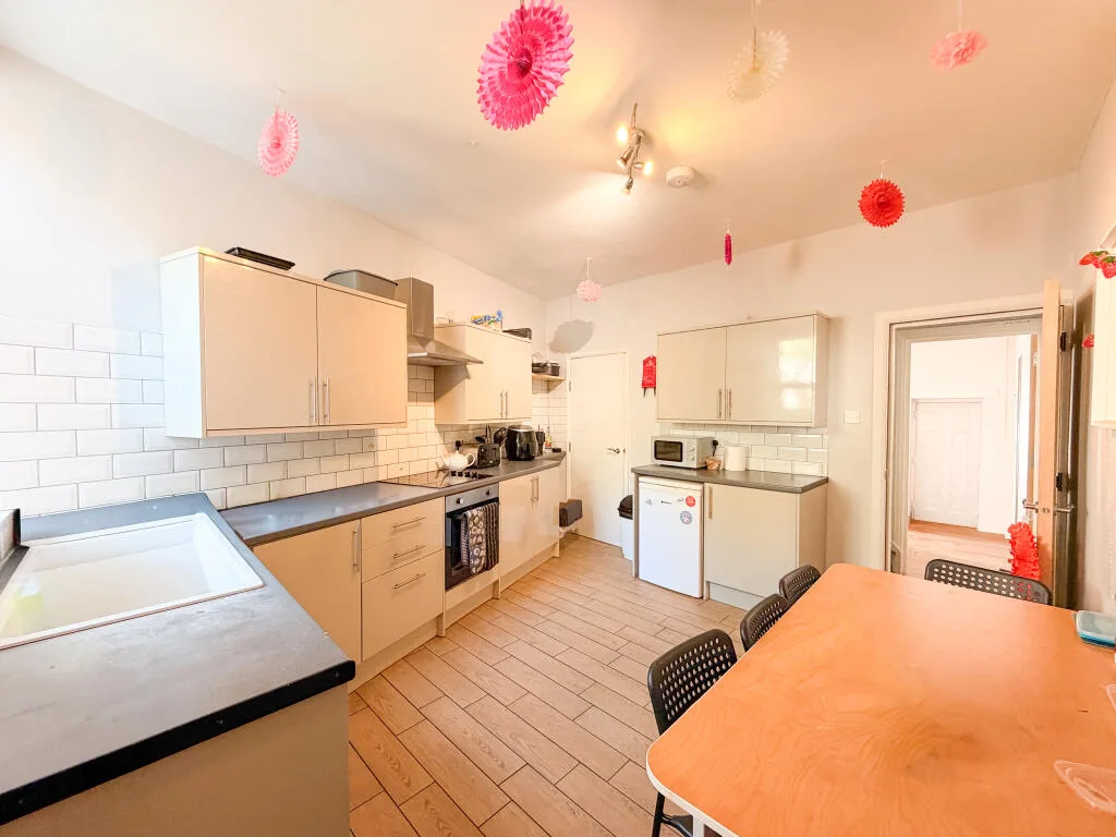5 bedroom terraced house for rent