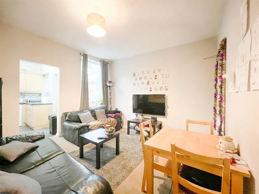 5 bedroom terraced house for rent