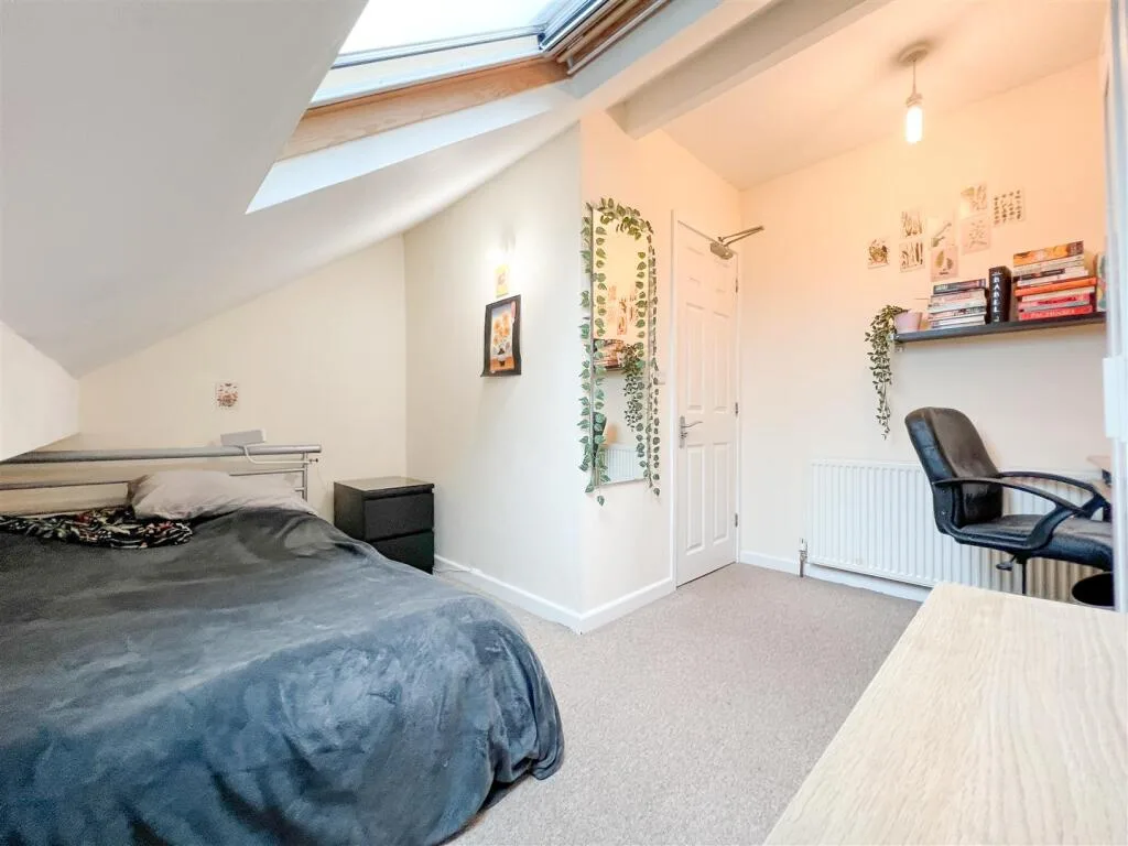 5 bedroom terraced house for rent