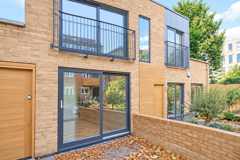 2 bedroom town house for rent