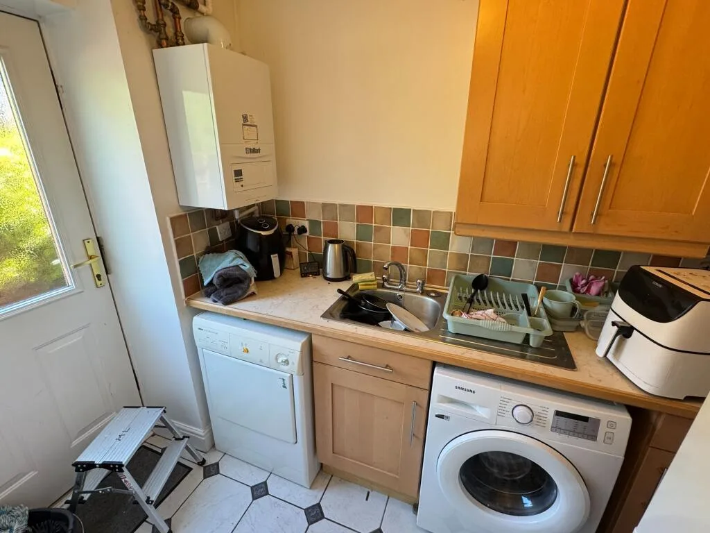6 bedroom semi-detached house for rent