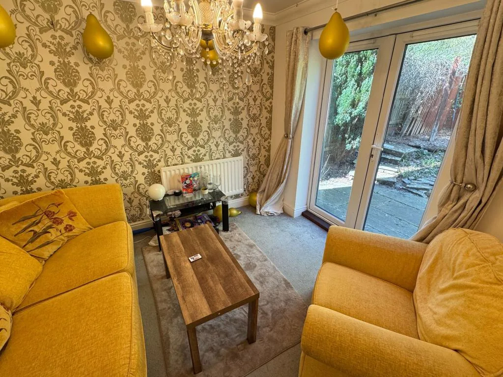 6 bedroom semi-detached house for rent