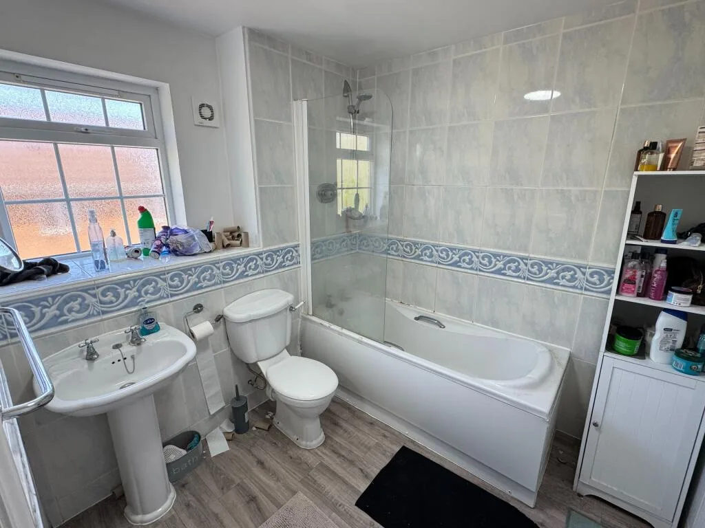 6 bedroom semi-detached house for rent