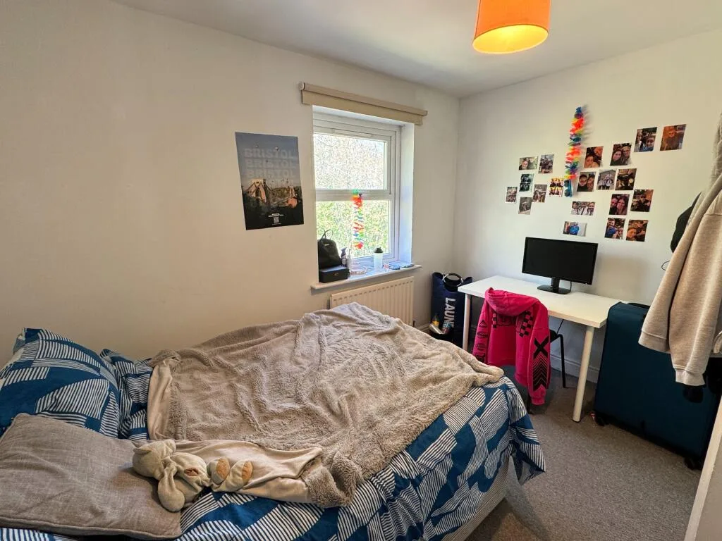 6 bedroom semi-detached house for rent