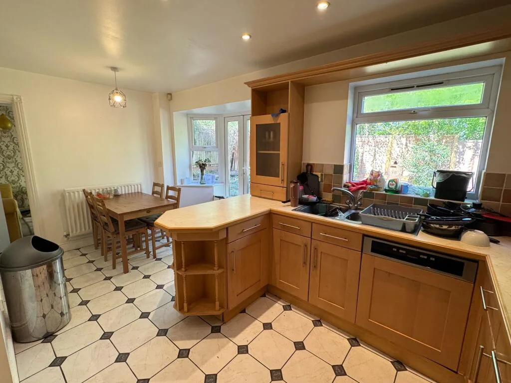 6 bedroom semi-detached house for rent
