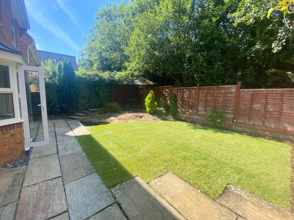 6 bedroom semi-detached house for rent