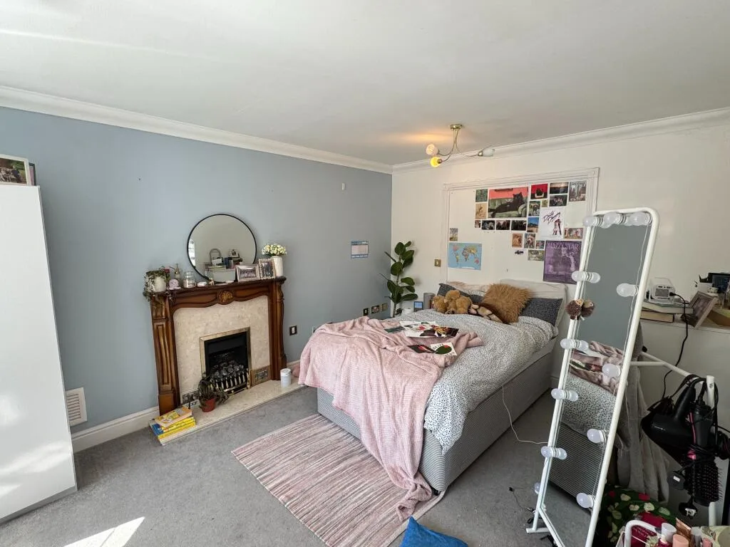6 bedroom semi-detached house for rent