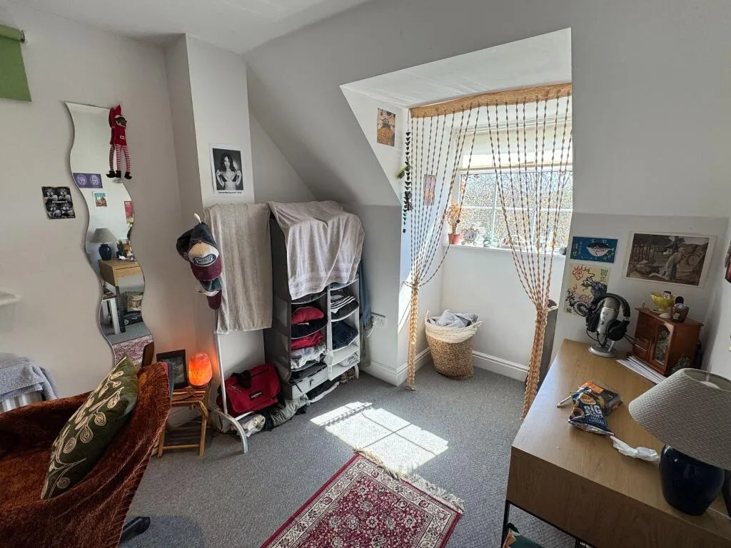 6 bedroom semi-detached house for rent
