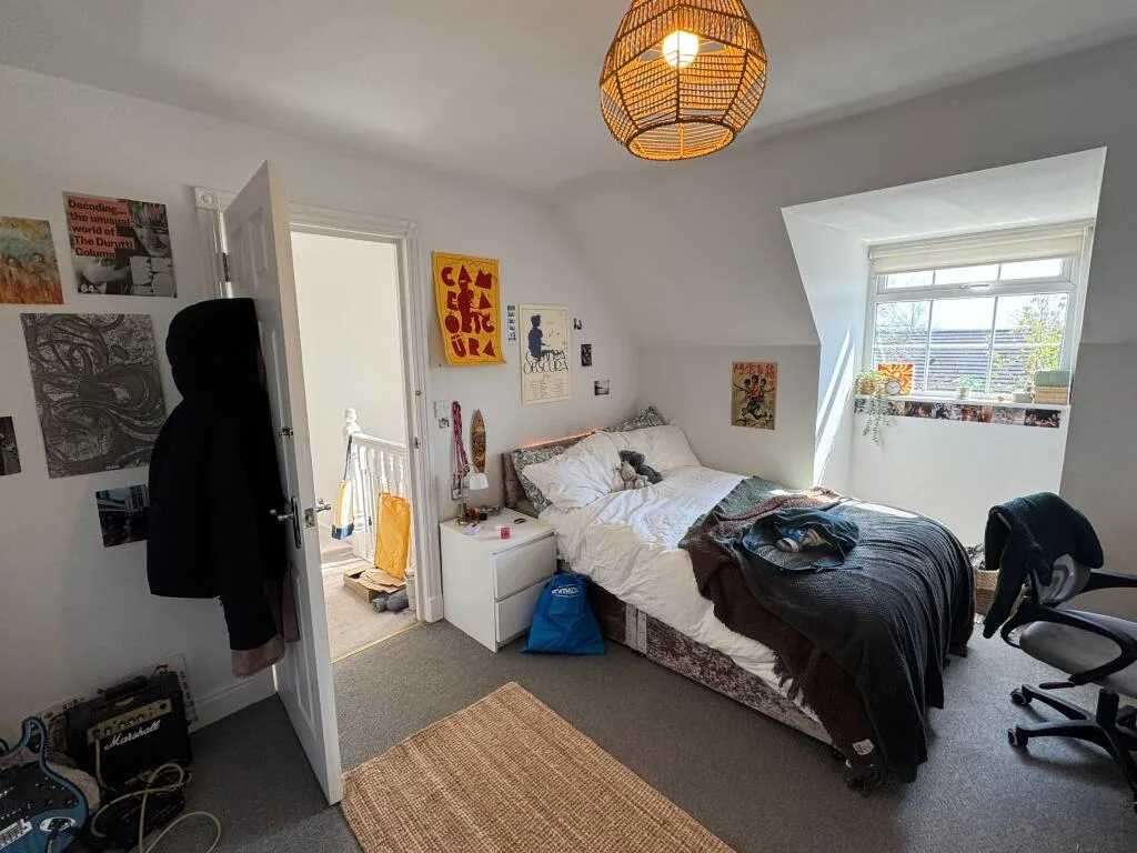6 bedroom semi-detached house for rent