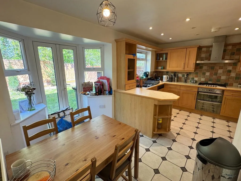 6 bedroom semi-detached house for rent