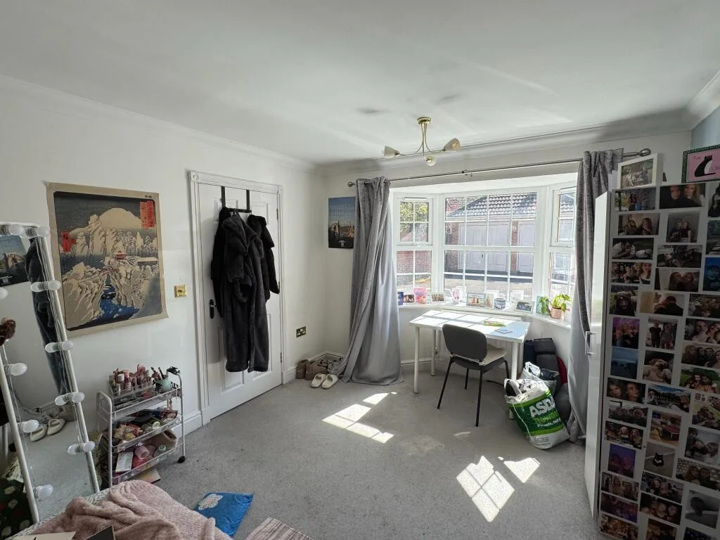 6 bedroom semi-detached house for rent