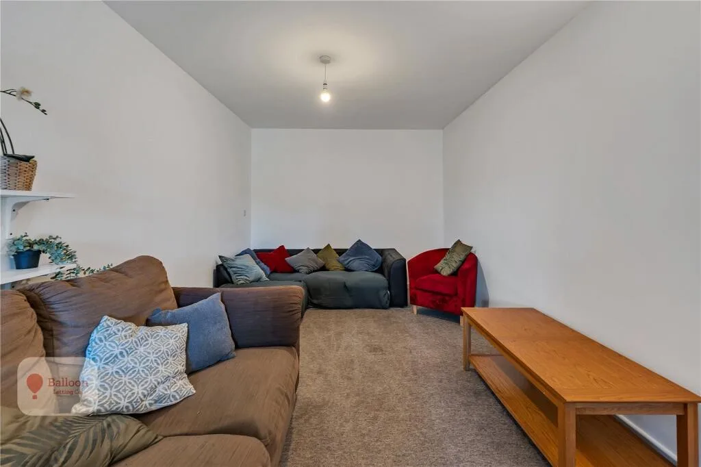 6 bedroom semi-detached house for rent
