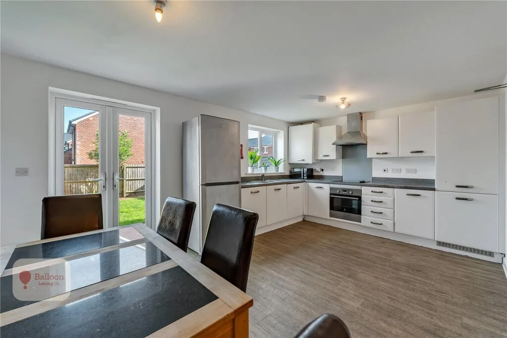 6 bedroom semi-detached house for rent
