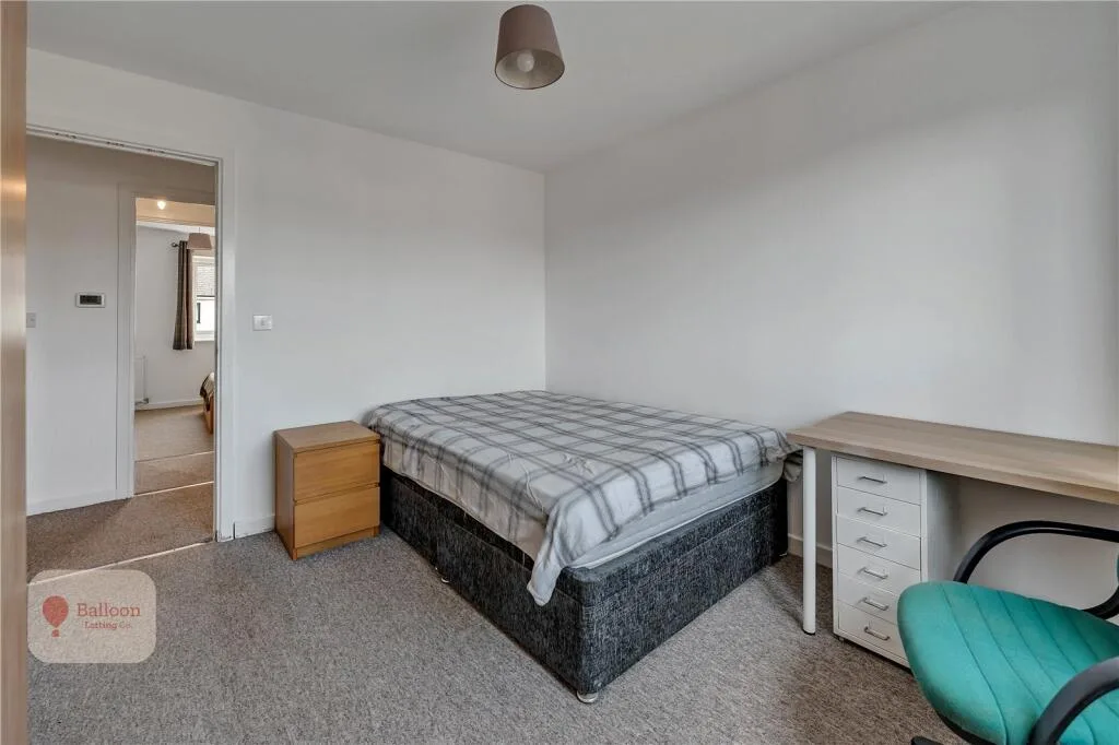 6 bedroom semi-detached house for rent