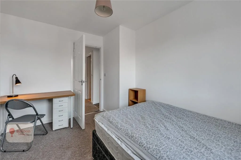6 bedroom semi-detached house for rent