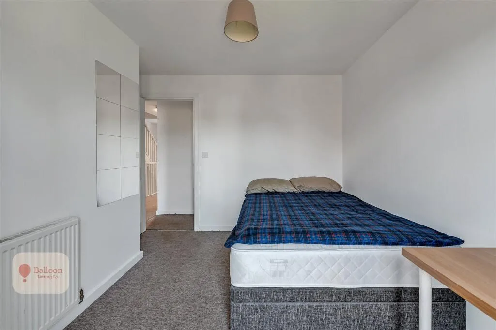 6 bedroom semi-detached house for rent