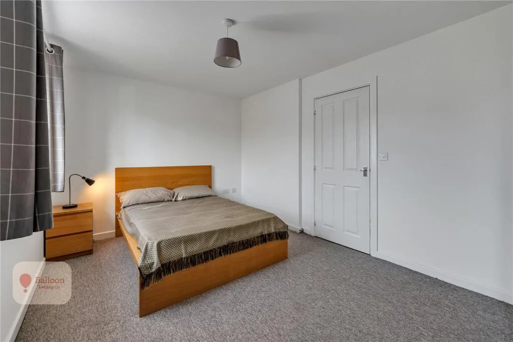 6 bedroom semi-detached house for rent