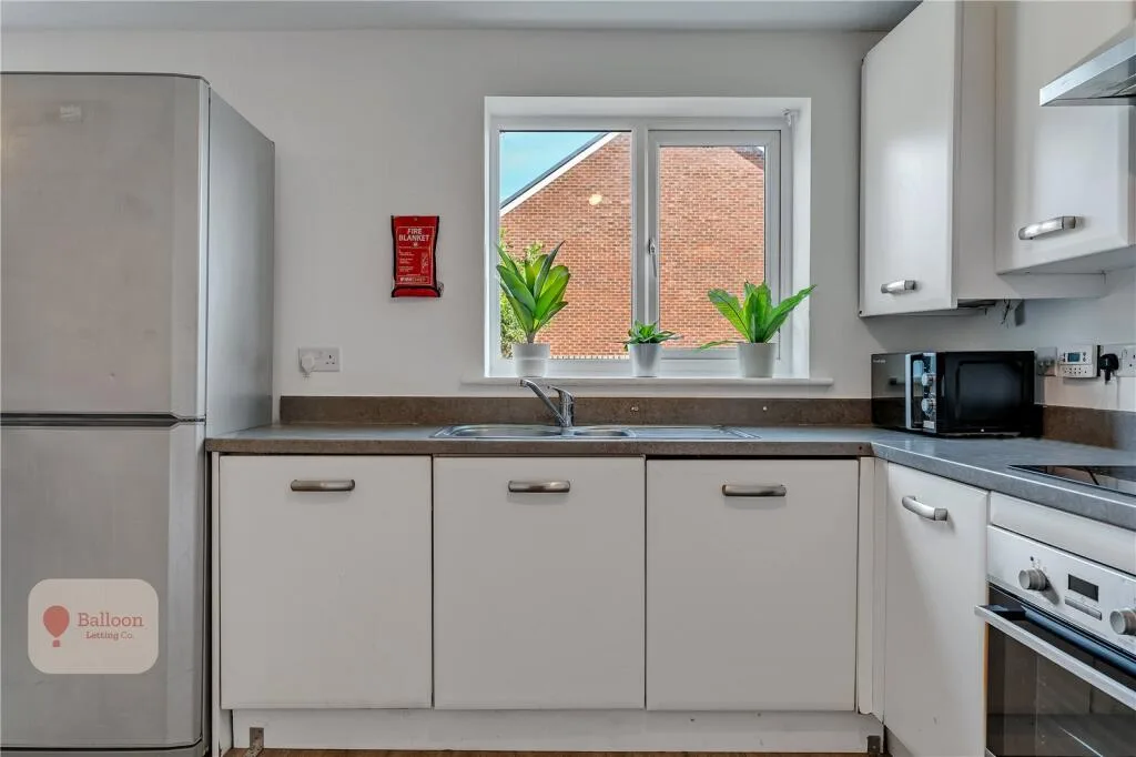 6 bedroom semi-detached house for rent