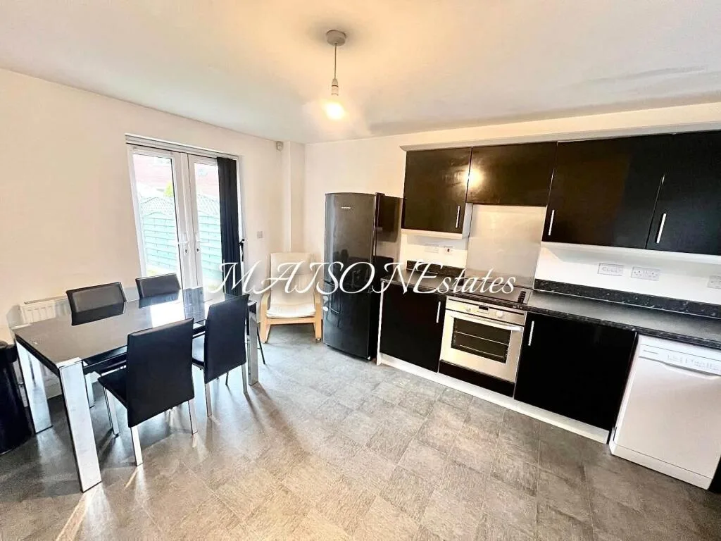 3 bedroom semi-detached house for rent