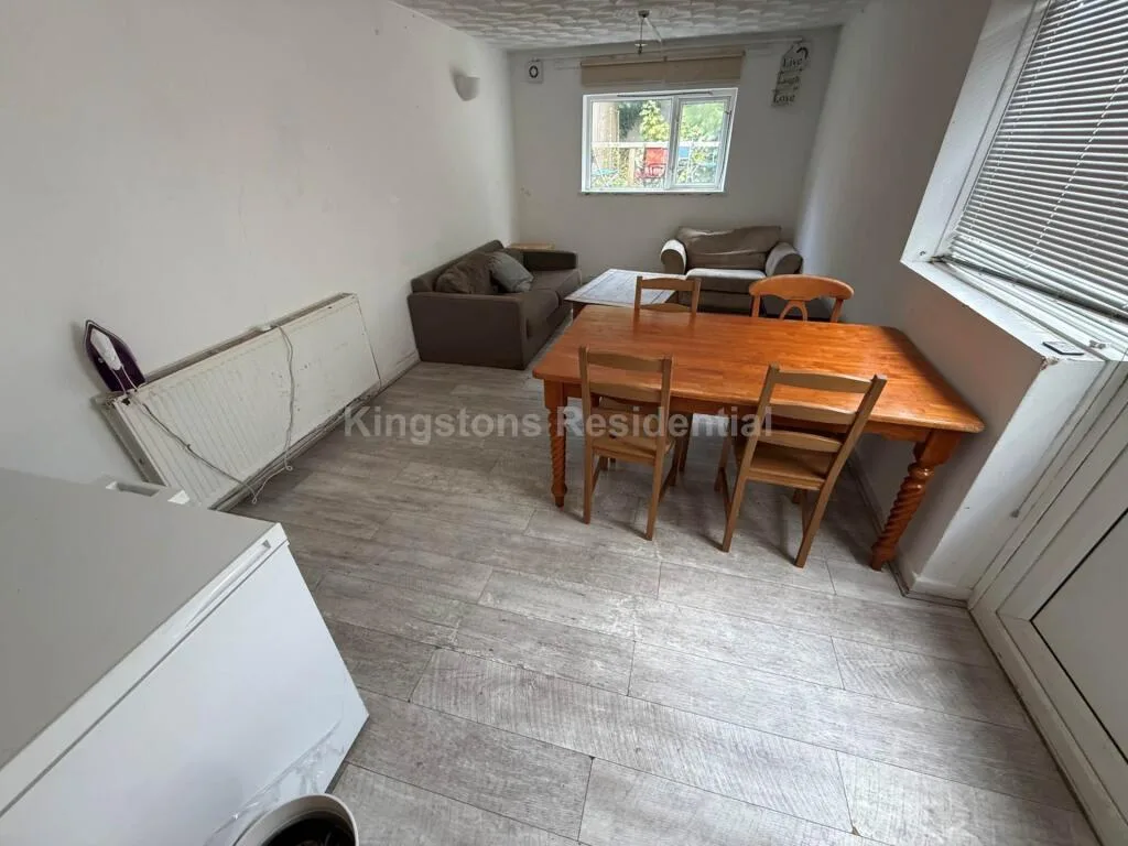 5 bedroom terraced house for rent