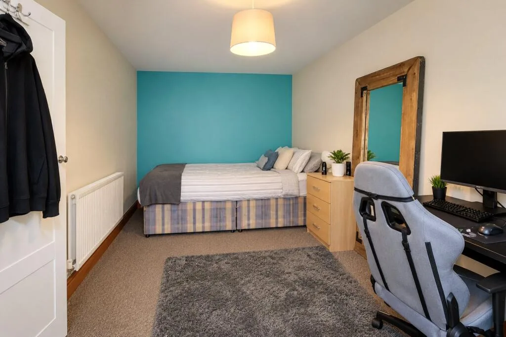 5 bedroom semi-detached house for rent