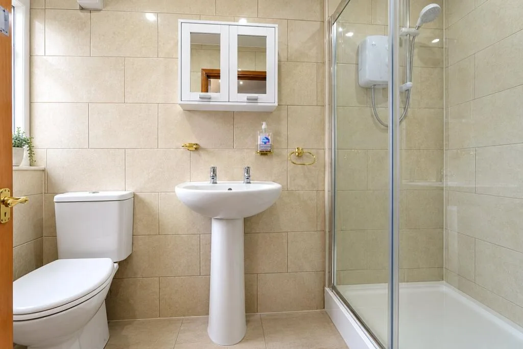 5 bedroom semi-detached house for rent
