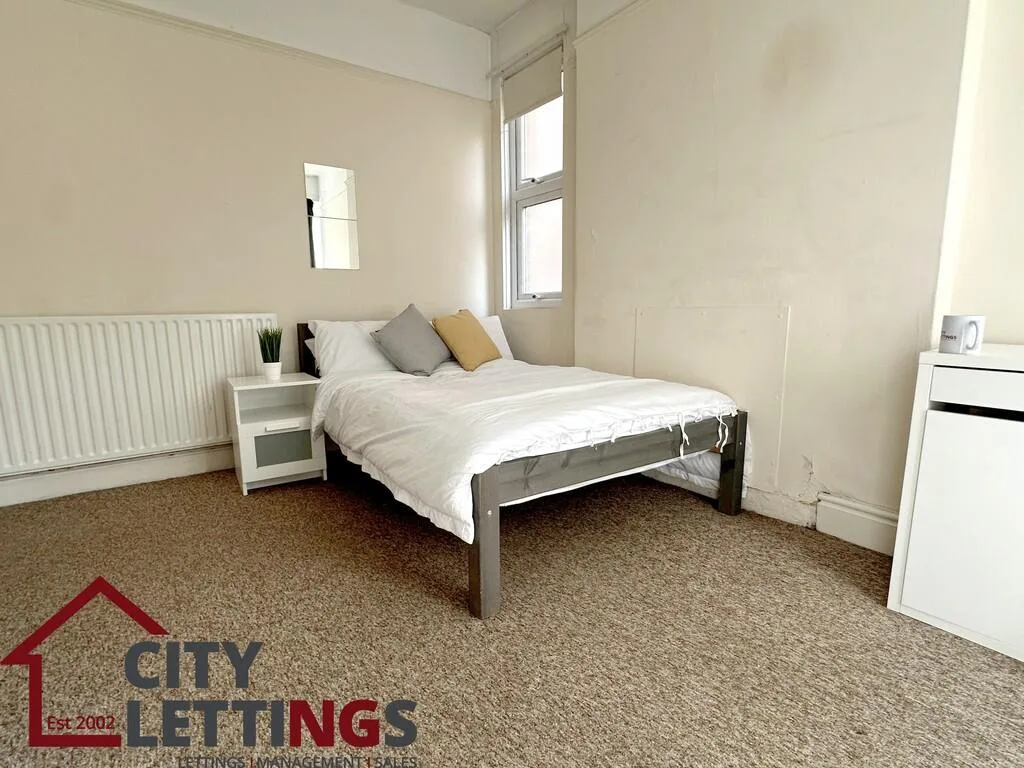 5 bedroom semi-detached house for rent