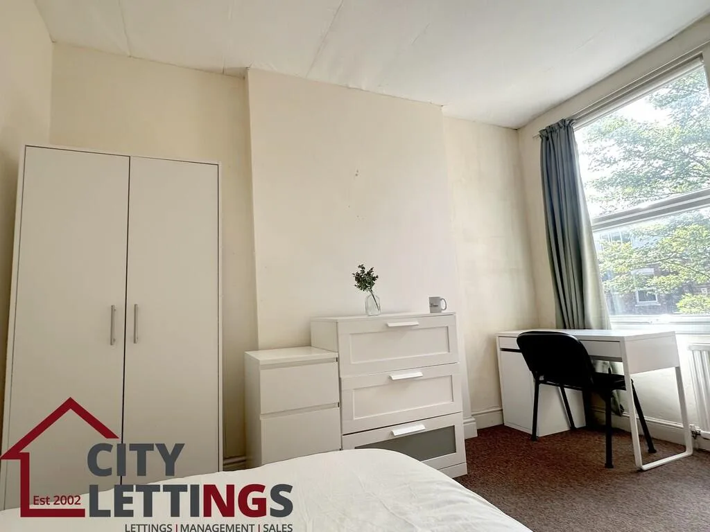 5 bedroom semi-detached house for rent
