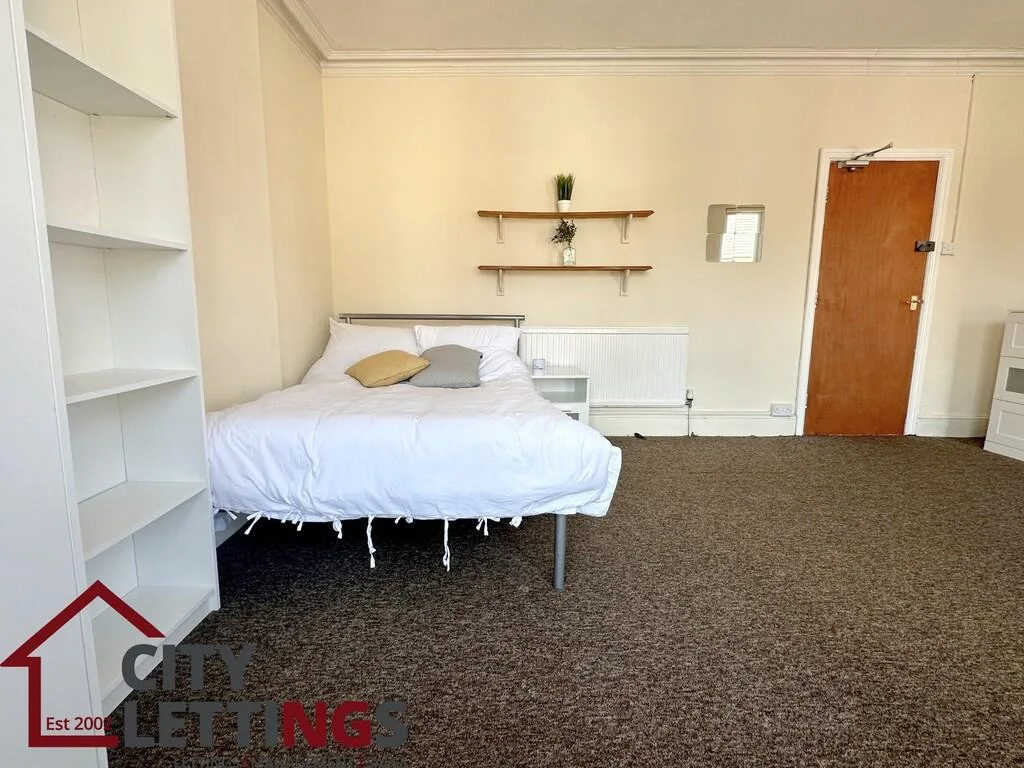 5 bedroom semi-detached house for rent