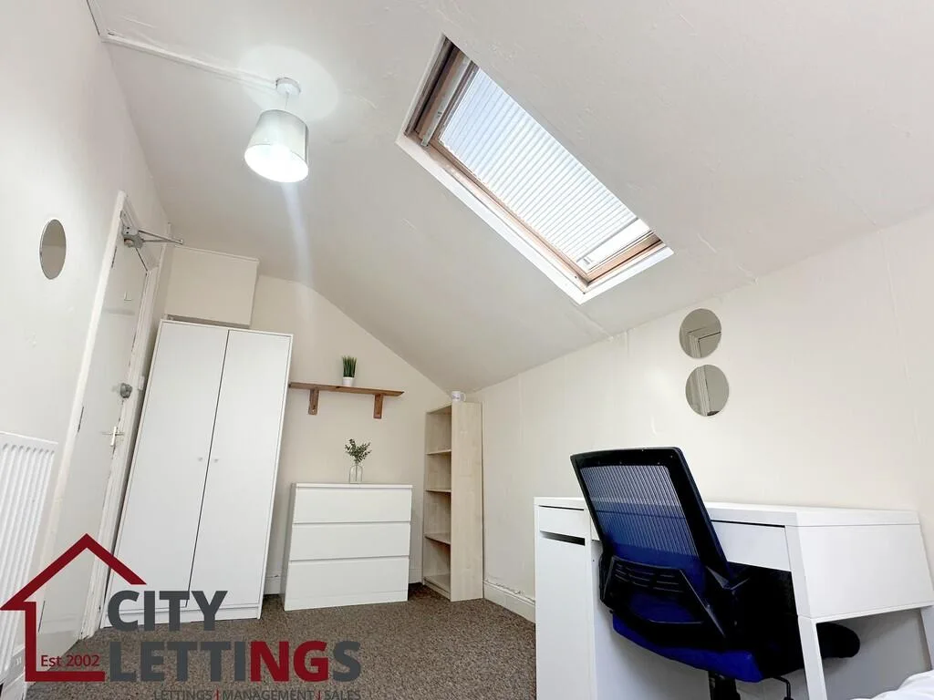 5 bedroom semi-detached house for rent