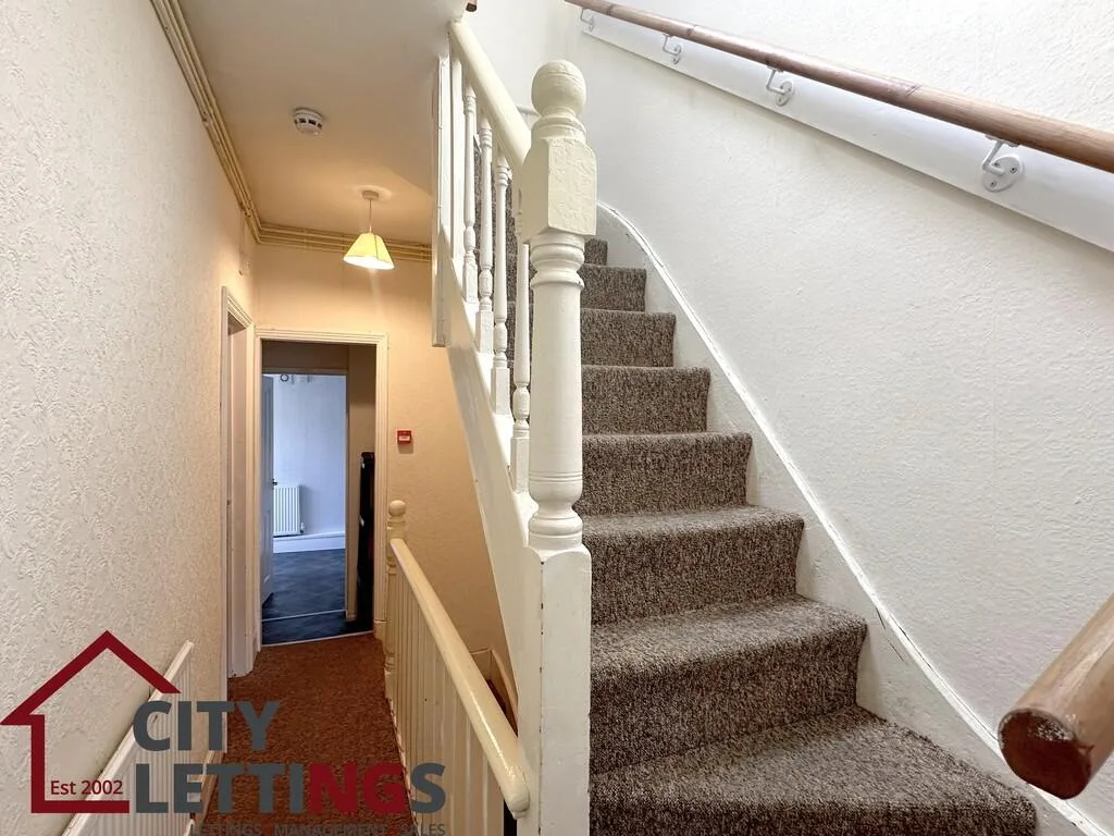 5 bedroom semi-detached house for rent
