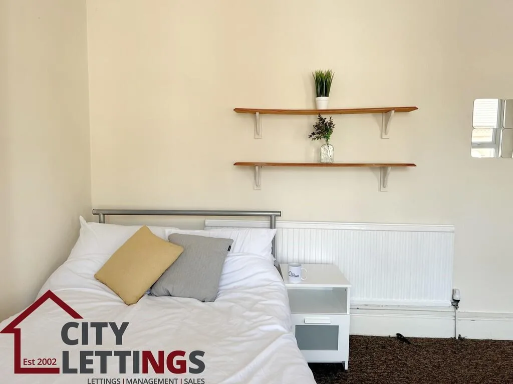5 bedroom semi-detached house for rent