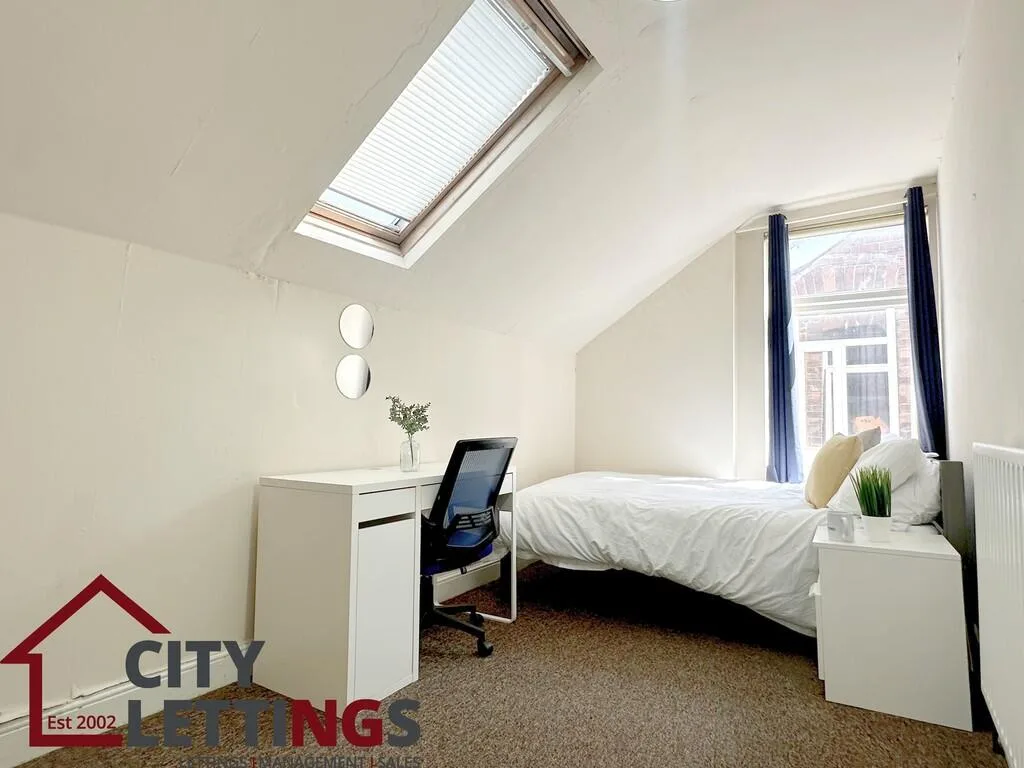 5 bedroom semi-detached house for rent