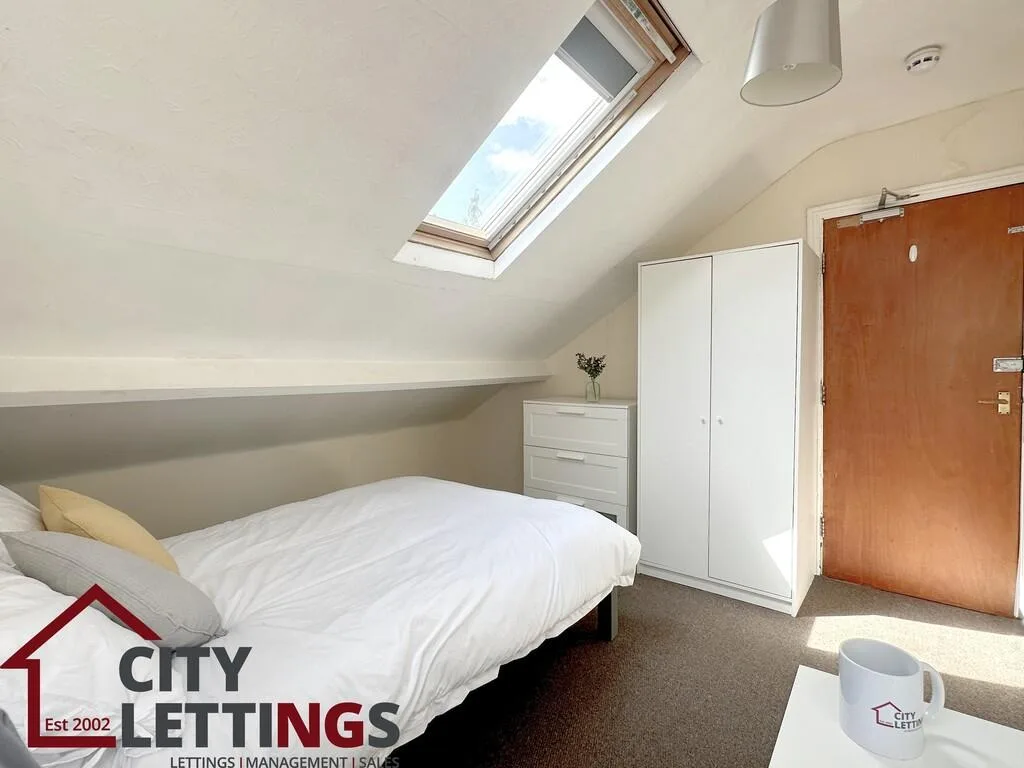 5 bedroom semi-detached house for rent