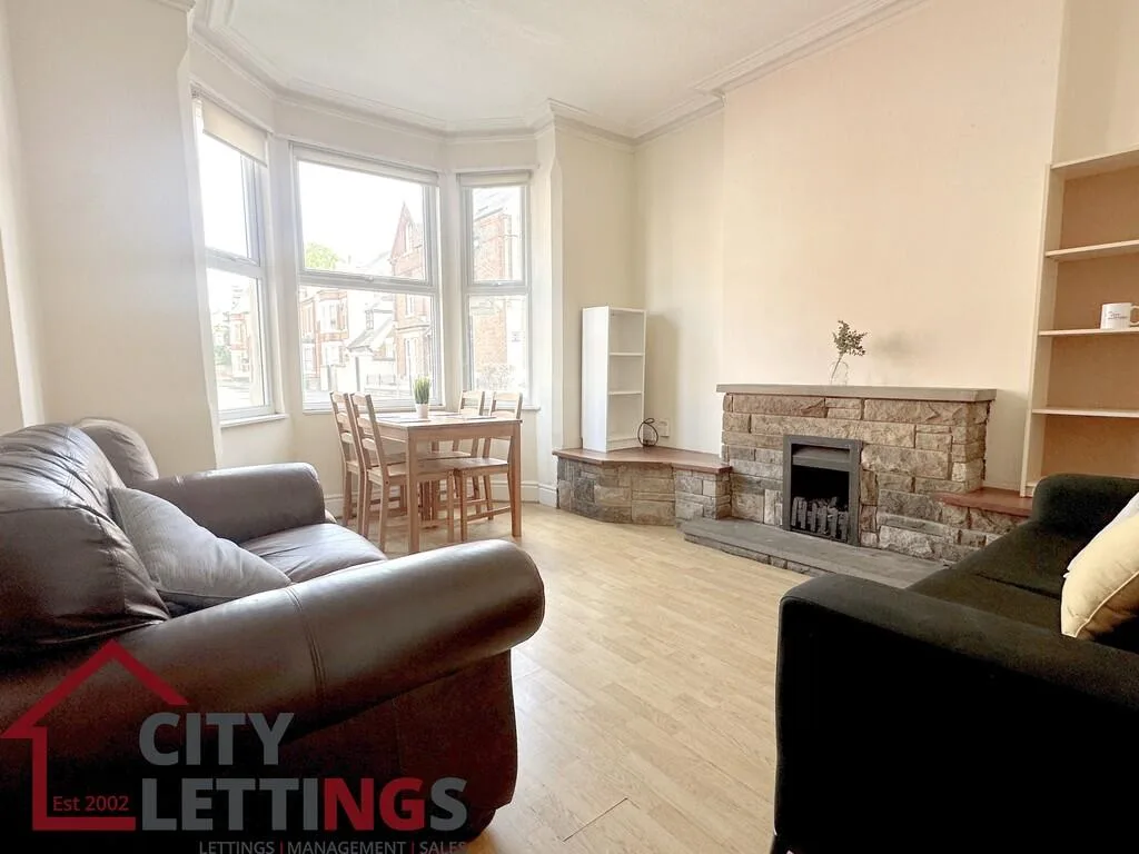 5 bedroom semi-detached house for rent