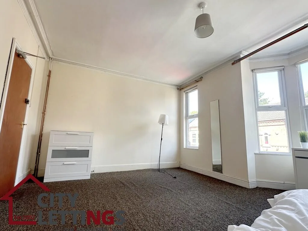 5 bedroom semi-detached house for rent