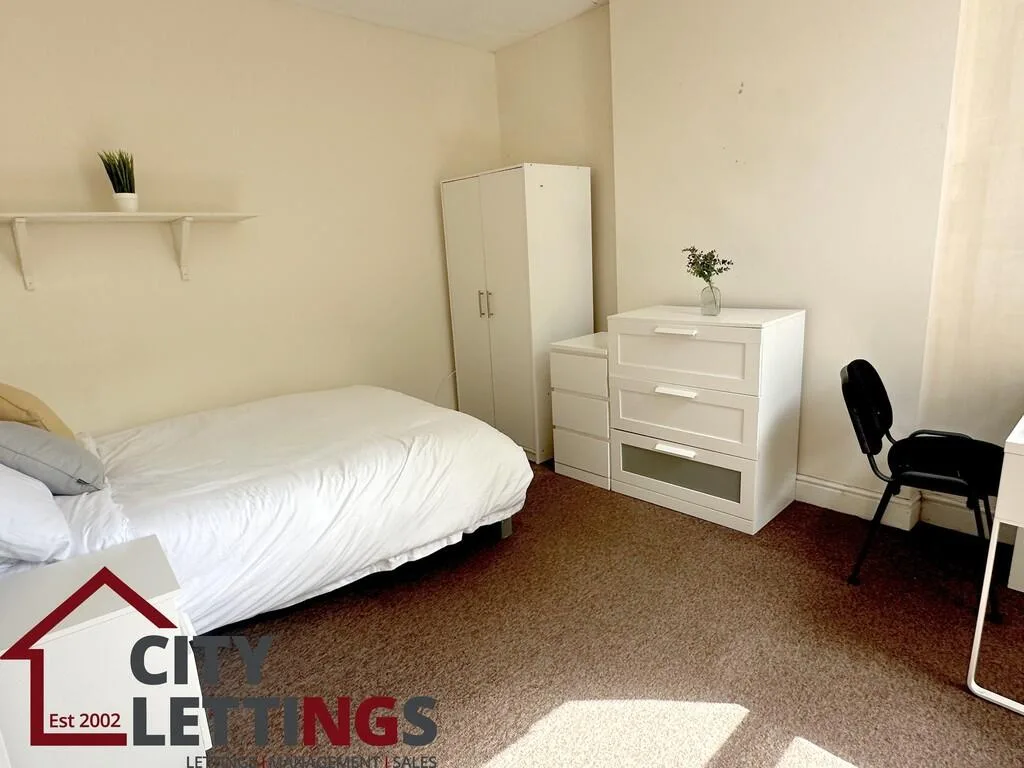 5 bedroom semi-detached house for rent