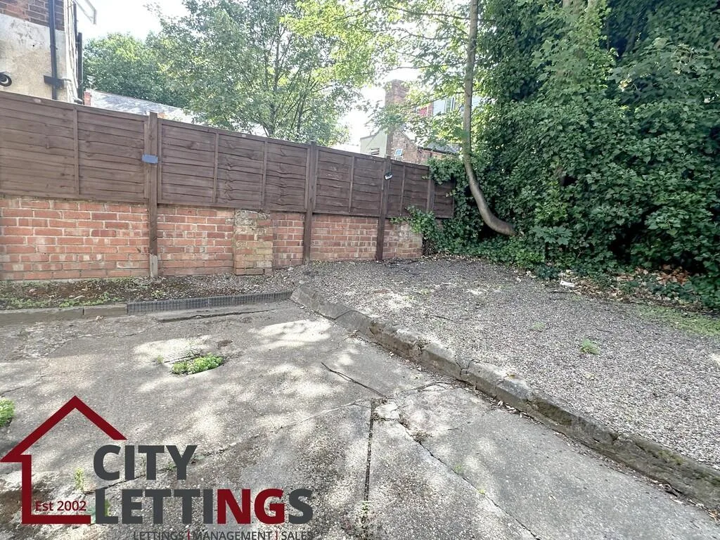 5 bedroom semi-detached house for rent