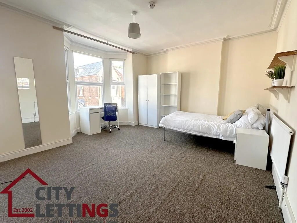 5 bedroom semi-detached house for rent