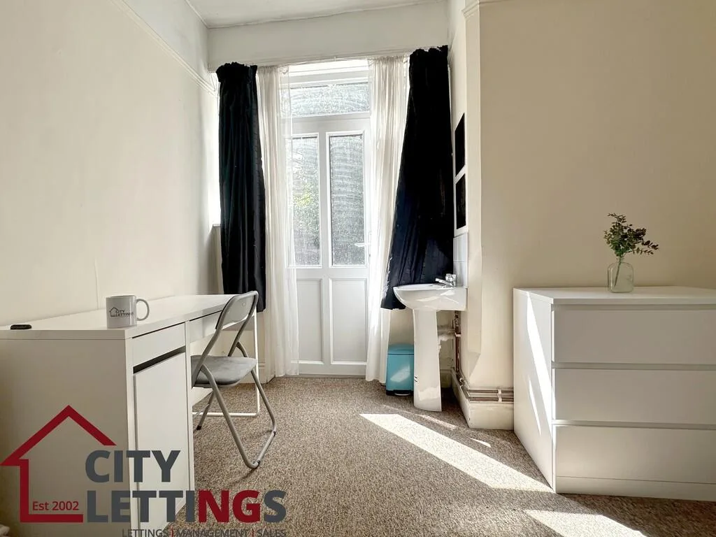 5 bedroom semi-detached house for rent